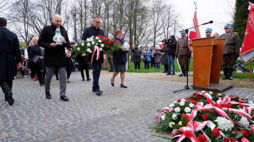 Uroczyste złożenie kwiatów pod pomnikiem podczas obchodów 83. rocznicy Zbrodni Katyńskiej - Burmistrz Pruszcza Gdańskiego Janusz Wróbel, Przewodnicząca Rady Miasta Małgorzata Czarnecka-Szafrańska oraz Zastępca Burmistrza Radosław Klaczkowski